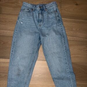 Light Wash Straight Leg Jeans-